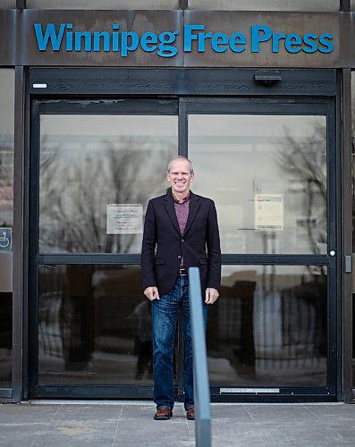 JESSICA LEE / WINNIPEG FREE PRESS

Winnipeg Free Press Publisher Bob Cox is photographed in front of the Free Press building on November 26, 2021, after announcing his retirement from the industry.















