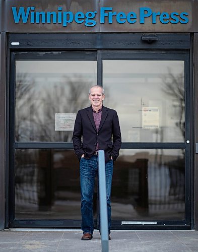 JESSICA LEE / WINNIPEG FREE PRESS

Winnipeg Free Press Publisher Bob Cox is photographed in front of the Free Press building on November 26, 2021, after announcing his retirement from the industry.















