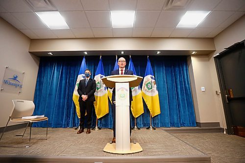 MIKAELA MACKENZIE / WINNIPEG FREE PRESS

Finance chair Scott Gillingham (centre) and mayor Brian Bowman present the preliminary budget to the media at City Hall in Winnipeg on Friday, Nov. 26, 2021. For Joyanne story.
Winnipeg Free Press 2021.