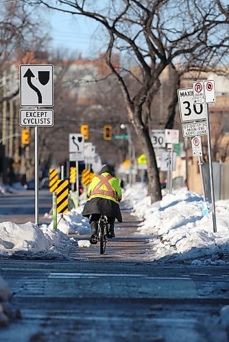 SHANNON VANRAES / WINNIPEG FREE PRESS
A man cycles down Bannatyne Ave. November 27, 2021.