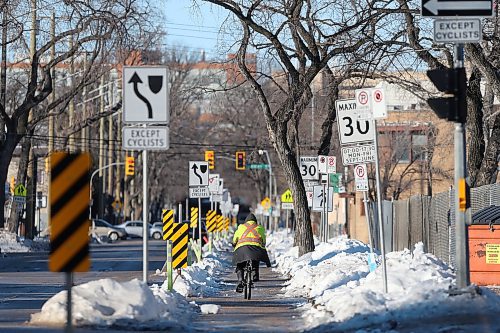 SHANNON VANRAES / WINNIPEG FREE PRESS
A man cycles down Bannatyne Ave. November 27, 2021.