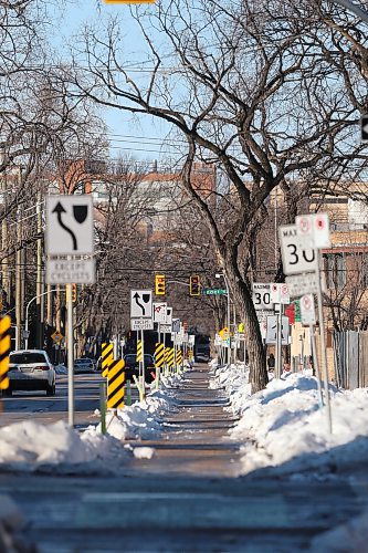 SHANNON VANRAES / WINNIPEG FREE PRESS
A separated cycle lane with copious amounts of signage on Bannatyne Ave. November 27, 2021.