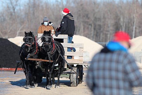 SHANNON VANRAES / WINNIPEG FREE PRESS
Craig Gardner and his horse team&#x2014;Tom and Jerry&#x2014;pull a wagon of delighted kids through Ron Paul Garden Centre on November 27, 2021. Ray DuBois owns the garden centre and wasn&#x2019;t sure he&#x2019;d be able to offer sleigh rides this year, but Gardner stepped in at the last minute after learning about an online post searching for a replacement horse team and driver. &#x201c;It was really just the spirit of Christmas coming through,&#x201d; DuBois said.