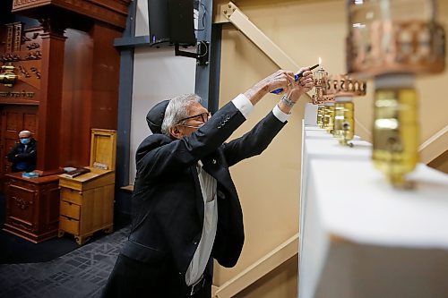 JOHN WOODS / WINNIPEG FREE PRESS
MP Jim Carr lights a candle at a Menorah lighting ceremony during a community Chanukah celebration at Chabad-Lubavitch in Winnipeg on Sunday, November 28, 2021. 

Re: standup