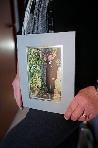 JOHN WOODS / WINNIPEG FREE PRESS
Barbara Halabut is photographed at her home in Winnipeg on Monday, November 29, 2021. Her husband Greg has been ill and a participant in the health care system and she is annoyed at some of the care they&#x576;e received.

Re: