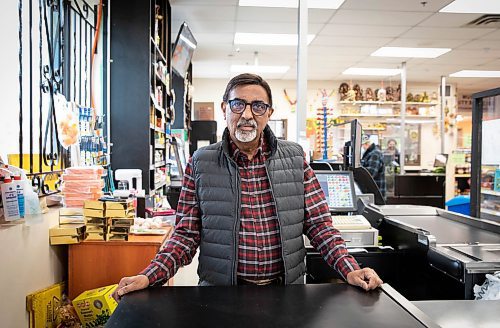 JESSICA LEE / WINNIPEG FREE PRESS

Dinu Tailor, owner of Dino&#x2019;s Grocery Mart, is photographed at his store on November 30, 2021.

Reporter: Dave














