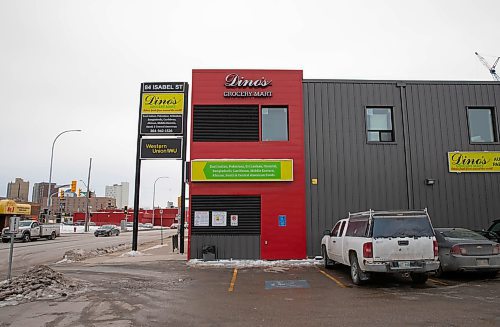 JESSICA LEE / WINNIPEG FREE PRESS

Dino&#x2019;s Grocery Mart is photographed on November 30, 2021.

Reporter: Dave














