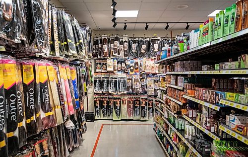 JESSICA LEE / WINNIPEG FREE PRESS
The beauty section at Dino’s Grocery Mart is photographed on November 30, 2021.
Reporter: Dave