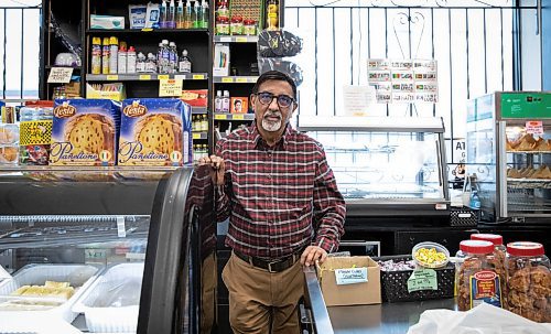 JESSICA LEE / WINNIPEG FREE PRESS

Dinu Tailor, owner of Dino&#x2019;s Grocery Mart, is photographed at his store on November 30, 2021.

Reporter: Dave













