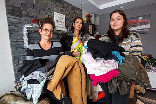 MIKE DEAL / WINNIPEG FREE PRESS
Theresa Chanowski (left), her daughter Katie Titanich (right) and best friend Jessica Yery (centre) with clothing and winter jackets that have been donated.
Theresa Chanowski, her daughter Katie Titanich and best friend Jessica Yery are distributing hot meals and winter wear to people on the streets in Winnipeg's inner city. They are collecting donations from family and friends.
See Tyler story
211201 - Wednesday, December 01, 2021.