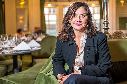 MIKAELA MACKENZIE / WINNIPEG FREE PRESS

Sommelier Christopher Sprague poses for a portrait in the Oval Room Brasserie at the Fort Garry Hotel in Winnipeg on Wednesday, Dec. 1, 2021. For Ben Sigurdson story.
Winnipeg Free Press 2021.