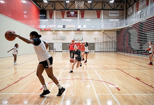 JESSICA LEE / WINNIPEG FREE PRESS

Wesmen basketball player Anna Kernaghan (centre) is photographed at practice at the Duckworth Centre on December 1, 2021.

Reporter: Mike S












