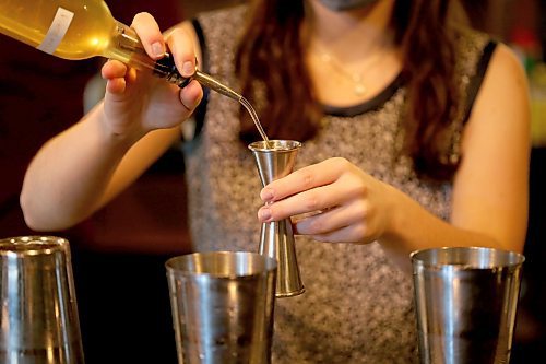 SHANNON VANRAES / WINNIPEG FREE PRESS
Emma Kolisnyk-Tod mixes non-alcoholic cocktails at Patent 5, including the Violet Beauregard and Young Grasshopper, on December 1, 2021.