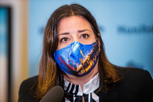 MIKAELA MACKENZIE / WINNIPEG FREE PRESS

Premier Heather Stefanson scrums with the media after a Chamber of Commerce luncheon at the RBC Convention Centre in Winnipeg on Thursday, Dec. 2, 2021. For Carol/Tom story.
Winnipeg Free Press 2021.