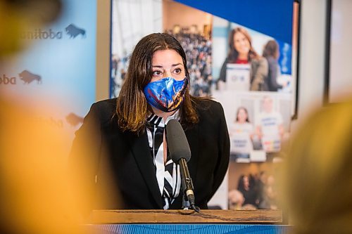 MIKAELA MACKENZIE / WINNIPEG FREE PRESS

Premier Heather Stefanson scrums with the media after a Chamber of Commerce luncheon at the RBC Convention Centre in Winnipeg on Thursday, Dec. 2, 2021. For Carol/Tom story.
Winnipeg Free Press 2021.