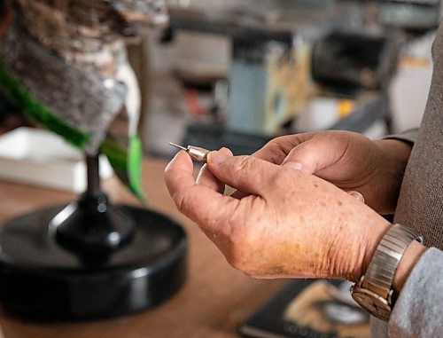 JESSICA LEE / WINNIPEG FREE PRESS

Winnipeg mixed media artist Don Proch&#x2019;s holds a stippling pen in his studio on December 1, 2021. Stippling is one of many methods he uses to create his works.

Reporter: Eva











