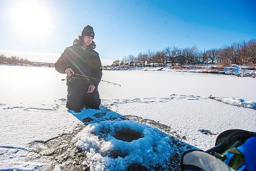 MIKAELA MACKENZIE / WINNIPEG FREE PRESS

Ethan Bartsch ice fishes on the Red River in Lockport on Friday, Dec. 3, 2021. He's already been fishing a half dozen times since the river froze about a week and a half ago. Standup.
Winnipeg Free Press 2021.