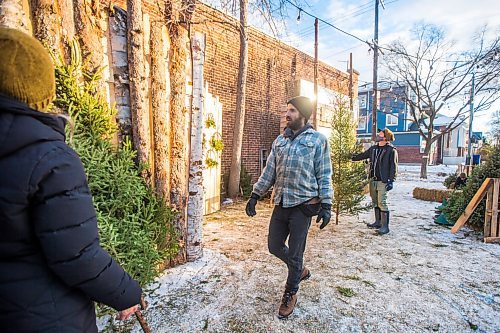 MIKAELA MACKENZIE / WINNIPEG FREE PRESS

Robin Bryan helps Jan Miller pick out Christmas trees at Pete's Trees in Winnipeg on Friday, Dec. 3, 2021. For Martin Cash story.
Winnipeg Free Press 2021.