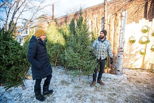 MIKAELA MACKENZIE / WINNIPEG FREE PRESS

Robin Bryan helps Jan Miller pick out Christmas trees at Pete's Trees in Winnipeg on Friday, Dec. 3, 2021. For Martin Cash story.
Winnipeg Free Press 2021.