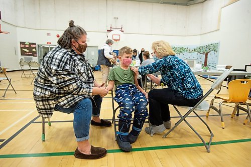 Mike Sudoma / Winnipeg Free Press
Marshall Finch gets his first Covid 19 vaccination with his mother, Danielle Verrier (left) by his side at Governor Semple School Friday afternoon
December 3, 2021