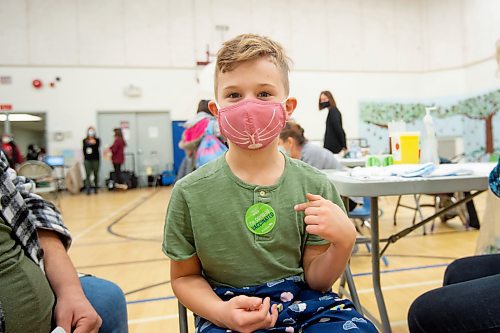 Mike Sudoma / Winnipeg Free Press
Marshall Finch points to his &#x201c;I&#x2019;m Covid 19 Vaccinated&#x201d; sticker after receiving his first Covid 19 vaccination at Governor Semple School Friday afternoon
December 3, 2021