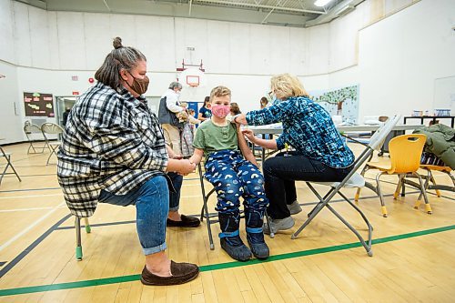 Mike Sudoma / Winnipeg Free Press
Marshall Finch gets his first Covid 19 vaccination with his mother, Danielle Verrier (left) by his side at Governor Simple School Friday afternoon
December 3, 2021