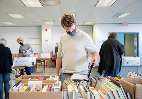 JESSICA LEE / WINNIPEG FREE PRESS

Mike Aporius browses through books at the Winnipeg Free Press office during their plant and book sale on December 3, 2021.












