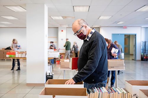 JESSICA LEE / WINNIPEG FREE PRESS

Randall King browses through books at the Winnipeg Free Press office during their plant and book sale on December 3, 2021.












