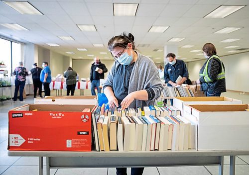 JESSICA LEE / WINNIPEG FREE PRESS

Yvette Emond browses through books at the Winnipeg Free Press office during their plant and book sale on December 3, 2021.











