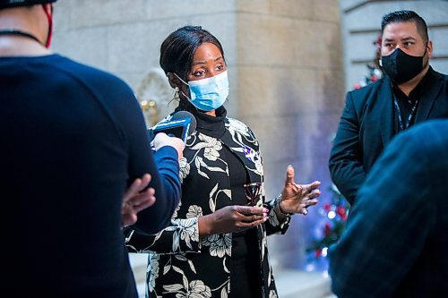 MIKAELA MACKENZIE / WINNIPEG FREE PRESS

Health and seniors care minister Audrey Gordon scrums with the media at the Manitoba Legislative Building in Winnipeg on Monday, Dec. 6, 2021. For Danielle story.
Winnipeg Free Press 2021.