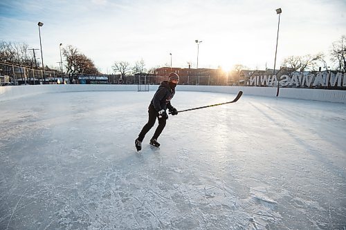 Mike Sudoma / Winnipeg Free Press
Alex Williamson skates laps around Edward Carriere Community Rink in West Broadway Monday afternoon
December 6, 2021 