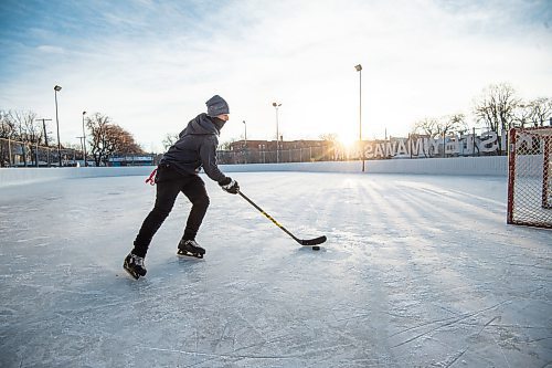 Mike Sudoma / Winnipeg Free Press
Alex Williamson skates laps around Edward Carriere Community Rink in West Broadway Monday afternoon
December 6, 2021 