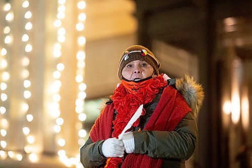 Mike Sudoma / Winnipeg Free Press
Geraldine &#x201c;Gramma&#x201d; Shingoose talks to rally attendees during the Rally for Remembrance at the Manitoba Legislative building Monday evening
December 6, 2021 