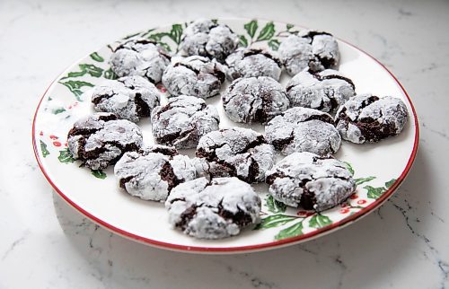 JESSICA LEE / WINNIPEG FREE PRESS

Vegan chocolate crinkle cookies baked by sisters-in-law Leah Brickwood and Jessalyn Willems are photographed on December 7, 2021 at Brickwood&#x2019;s home.

Reporter: Eva












