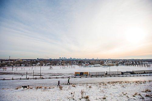 MIKAELA MACKENZIE / WINNIPEG FREE PRESS

Folks brave the cold weather on a crisp morning at Garbage Hill in Winnipeg on Wednesday, Dec. 8, 2021. Standup.
Winnipeg Free Press 2021.