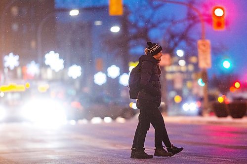 MIKAELA MACKENZIE / WINNIPEG FREE PRESS

Folks walk past the holiday lights on Portage Avenue in Winnipeg on Wednesday, Dec. 8, 2021. Standup.
Winnipeg Free Press 2021.