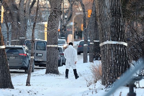 SHANNON VANRAES / WINNIPEG FREE PRESS
A man wearing disposable white coveralls, commonly know as a Tyvek suit, walks down Sherburn St. on December 9, 2021.