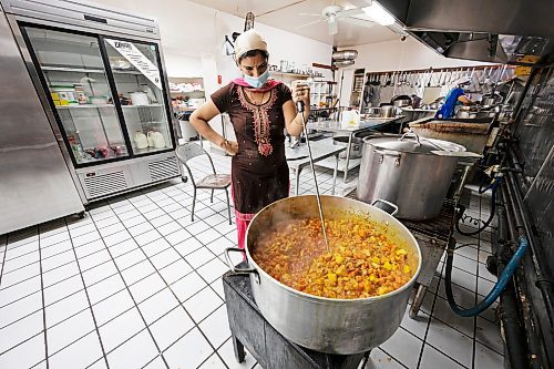 PRABHJOT SINGH / WINNIPEG FREE PRESS

A volunteer prepares a dish which is a mixture of potatoes and carrots. The dish required 20lb of potatoes and carrots each and took about an hour to prepare.
In the community kitchen of Gurdwara Singh Sahab on Sturgeon Road in Winnipeg, a five-course meal is prepared by a host of Sikh devotees for the weekly Sunday langar.

