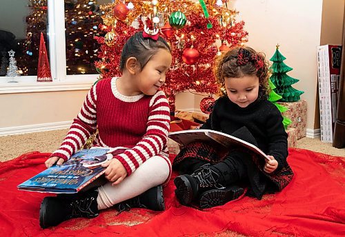 JESSICA LEE / WINNIPEG FREE PRESS

Quinn (left), 4,  and Jessica, 2, are photographed in their home reading Christmas books on December 7, 2021.











