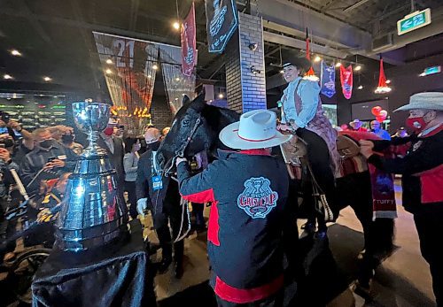 MELISSA MARTIN / WINNIPEG FREE PRESS

Hamilton - December 9, 2021.

Fans gather to take photos with the horse at the Calgary Grey Cup Committee party in Hamilton on Thursday evening.

