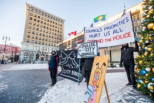 MIKAELA MACKENZIE / WINNIPEG FREE PRESS

Anny Chen (left), Carol Owens, and Paul Santos with Budget for All demonstrate outside of City Hall in Winnipeg on Friday, Dec. 10, 2021. For Joyanne story.
Winnipeg Free Press 2021.