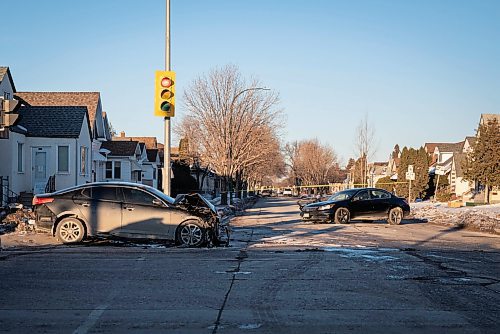 JESSICA LEE / WINNIPEG FREE PRESS

Two vehicles collided at Mountain and Arlington on December 10, 2021.










