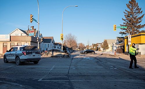 JESSICA LEE / WINNIPEG FREE PRESS

A police officer directs traffic after two vehicles collided at Mountain and Arlington on December 10, 2021.










