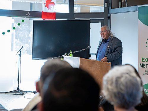 JESSICA LEE / WINNIPEG FREE PRESS

Murray Sinclair, former member of the Senate, speaks to students, staff and community members at the MET School in the Exchange District during their open house on December 10, 2021.

Reporter: Maggie










