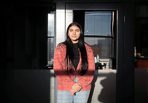 JESSICA LEE / WINNIPEG FREE PRESS

Mohini Machiraju, 16, a student at the MET School in the Exchange District, is photographed on December 10, 2021.

Reporter: Maggie










