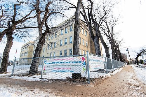 Mike Sudoma / Winnipeg Free Press
The exterior of Ecole Provencher School/Family Centre where a case of the Omicron Covid 19 variant has been confirmed at the Little Voyaguers Family Centre located in the basement of the school
December 12, 2021 