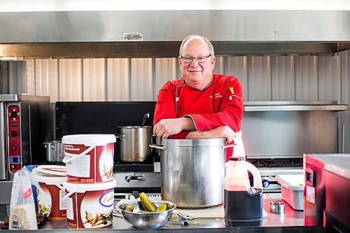 MIKAELA MACKENZIE / WINNIPEG FREE PRESS

Roger Wilton poses for a portrait while making soup in his commercial kitchen near Beausejour on Monday, Dec. 13, 2021. For Dave Sanderson story.
Winnipeg Free Press 2021.