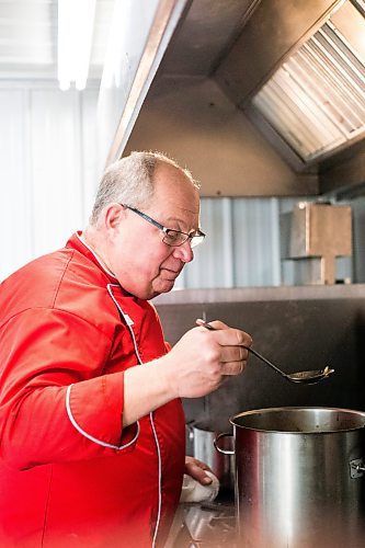 MIKAELA MACKENZIE / WINNIPEG FREE PRESS

Roger Wilton makes beef barley soup in his commercial kitchen near Beausejour on Monday, Dec. 13, 2021. For Dave Sanderson story.
Winnipeg Free Press 2021.