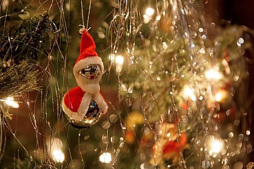 MIKE DEAL / WINNIPEG FREE PRESS
Rae Chalmers's Santa ornament which she received in 1954 from a pen pal.
See Jen Zoratti story
211214 - Tuesday, December 14, 2021.