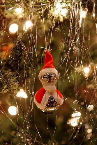 MIKE DEAL / WINNIPEG FREE PRESS
Rae Chalmers's Santa ornament which she received in 1954 from a pen pal.
See Jen Zoratti story
211214 - Tuesday, December 14, 2021.